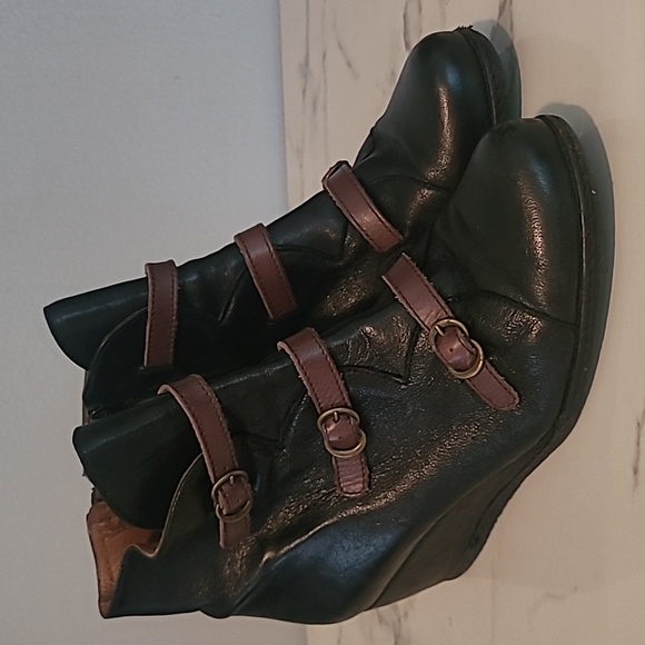 Eric Michael Lena Leather Black Brown Strappy Wedge Ankle Booties 7.5 Spain Chic - Picture 3 of 13